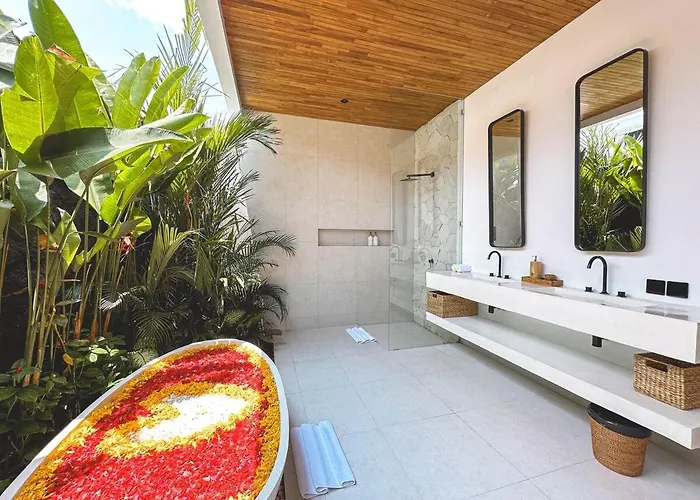 Casa Petak 9 - Architectural 3br Tropical Paradise With Pool In Pererenan *